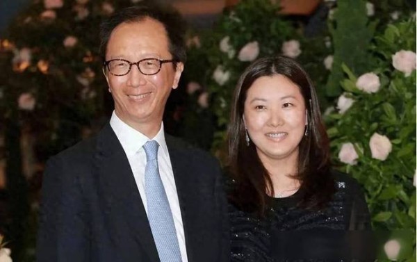 惊了！梁锦松大概后悔了，伏明霞小他26岁却老得快！