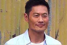 黄德斌与小16岁妻子出行,相恋21年不生娃,却爱帮好友带宝宝图片
