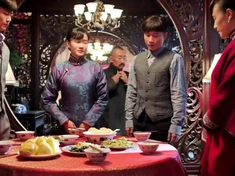 五个老婆怎么只有一个坐着吃饭