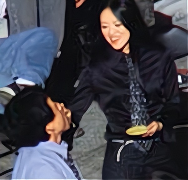 那些年被成龙“占便宜”的女明星，范冰冰、章子怡、欧阳娜娜上榜