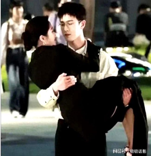 关晓彤李昀锐新剧高甜路透，还好鹿晗分手了？