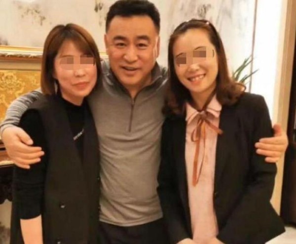 变瘦了！张宏民与女粉丝合影毫无架子，58岁还保持着单身