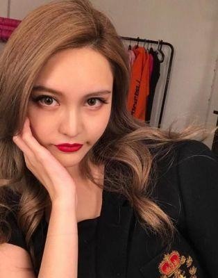 ​周扬青的真实姓名是什么？她的家庭背景如何？家族是否富有？父亲的职业是什么