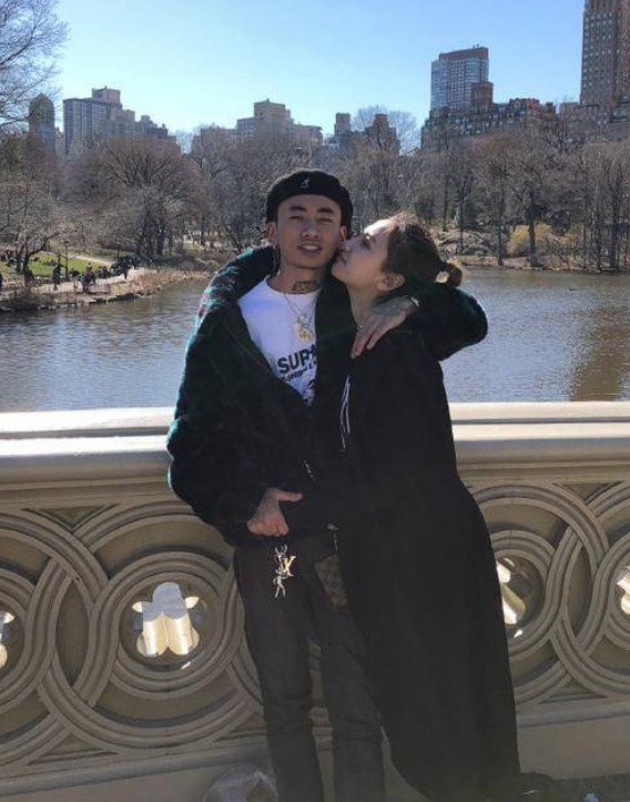 说唱红人马思唯公布恋情晒合照 甜蜜依偎显甜蜜