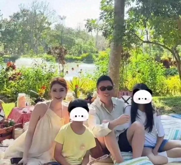 S家依旧不甘心，网上涌现多张S家私生活照，小玥儿成了情感牌