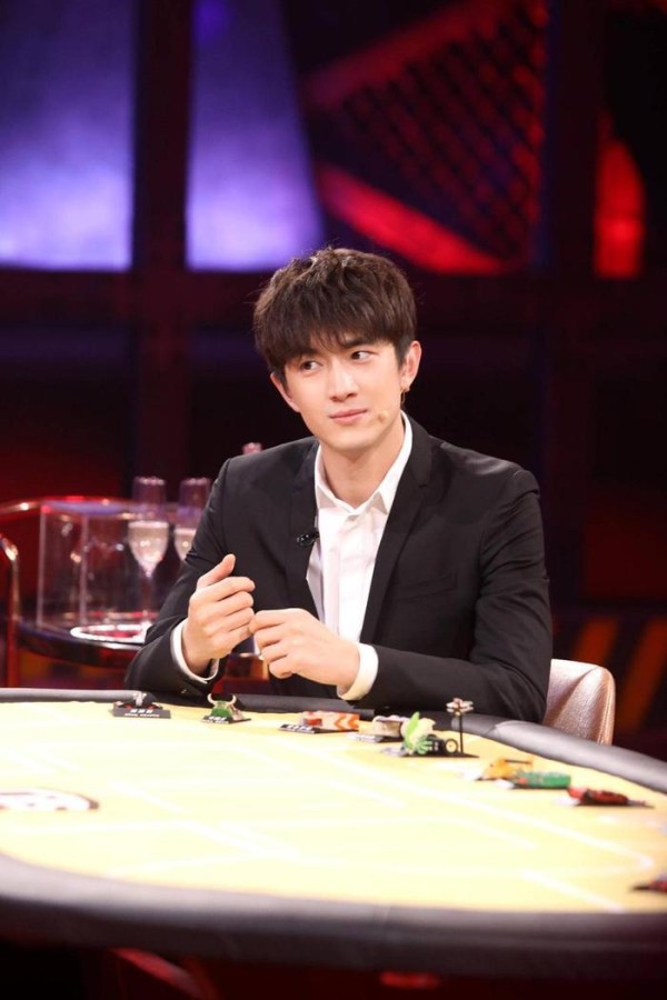 王丽坤回应与林更新的恋情，一个动作表明了她对林更新的爱