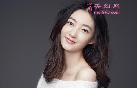 娱乐圈第一素颜女神 因传跟中年男演员机场牵手 被疑婚外情