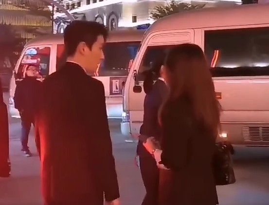 朱一龙偷偷给粉丝签名是怎么回事 朱一龙偷偷给粉丝签名事件始末