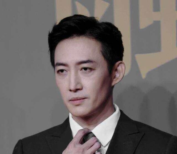 王阳：不蹭明星表弟的热度，16年默默无闻，娶“旺夫”老婆终出名