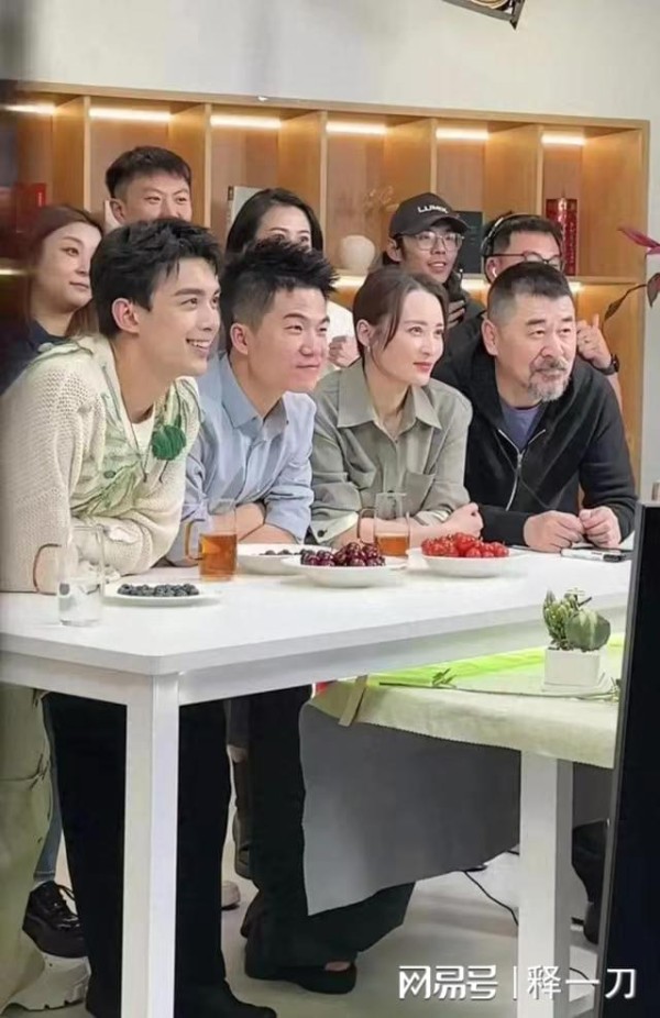 就凭和董宇辉合影的这张照片，必须给吴磊上大分，真是谦虚又体贴