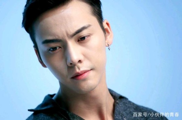 他撞脸陈伟霆，不要荣华富贵当演员，却崩溃多次想轻生，今成这样