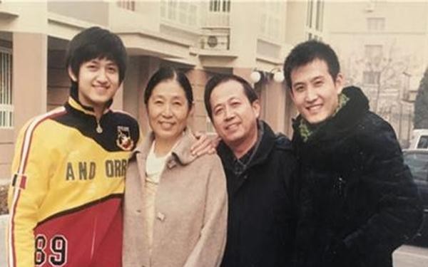 弟弟被亲哥“拽”进娱乐圈，因《花千骨》大红大紫，哥却不温不火