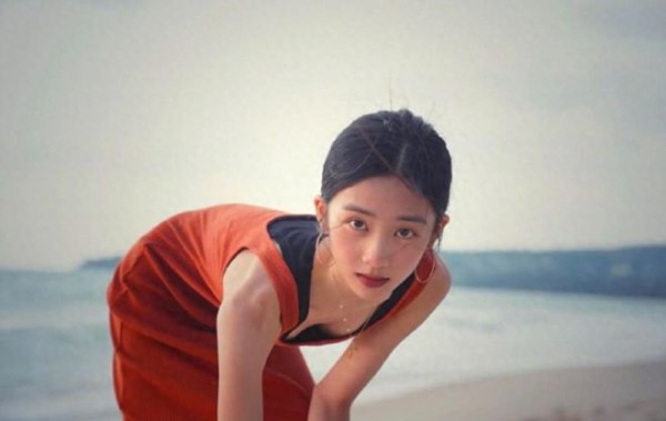 “黄磊女儿”黄多多晒近照，颜值出众身材纤细，气质神似妈妈孙莉