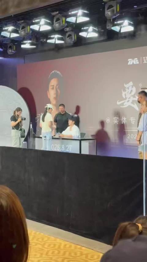 偶买噶！张杰举办了签售会！不敢想诶，感觉不可能的事儿发生了
