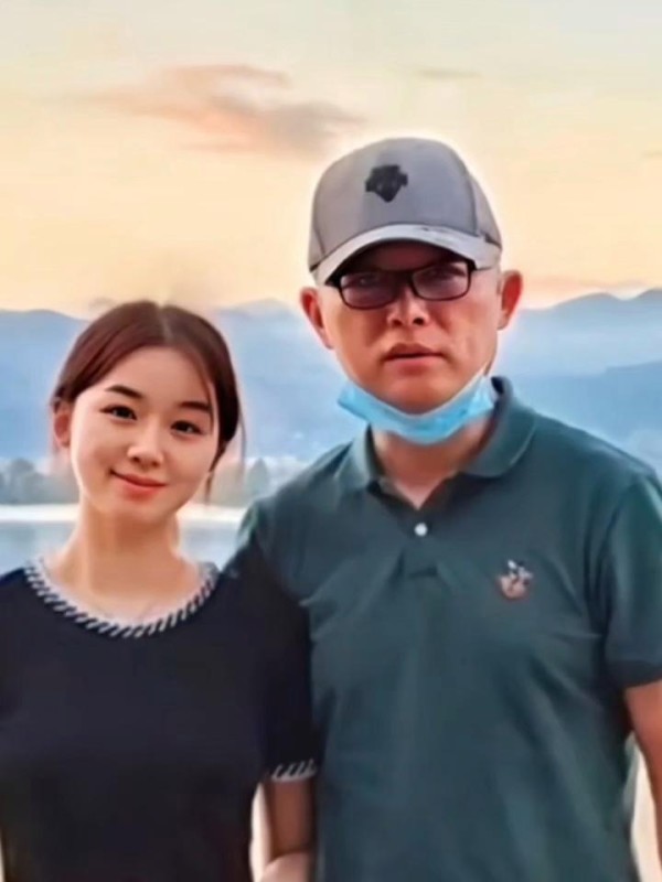 孟非走红之后，发现妻子偷看自己的手机，还装成漫不经……