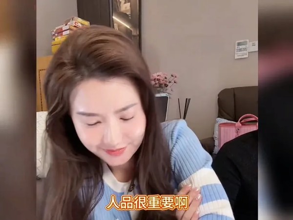 北方瓜娃子：猴哥的人品在岳母那里完全不过关啊！
猴哥岳母教育女儿，当时给她介绍那些条件多好，人品好的，非要找网红，现在后悔了吧，结了婚跟没结一样，

之前介绍的要工作有工作、要文化有文化的，都不喜欢，找了个网红，这么快打脸了，自己作为母亲本该是哄小娃（外孙外孙女）的年纪，天天还要来给这个大娃（闺女）做饭，

猴嫂赶紧说是母亲催的，28-29岁那两年，一有时间就被催着去相亲，

刚和猴哥这个小老弟好...