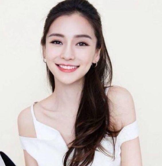 迪丽热巴的1个动作，不经意间暴露出和Angelababy的关系！