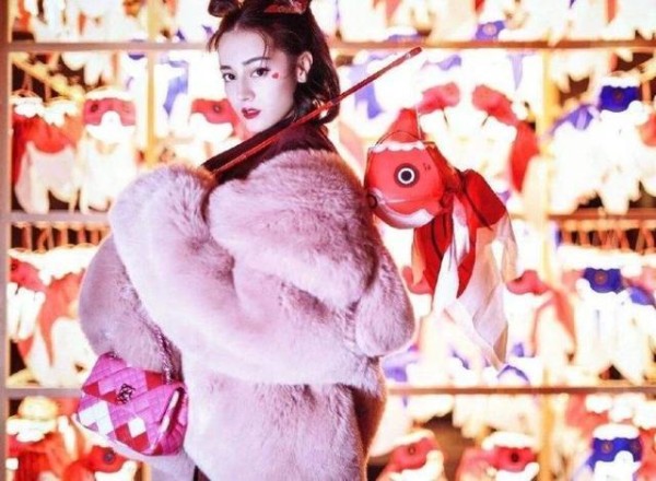 迪丽热巴的1个动作，不经意间暴露出和Angelababy的关系！