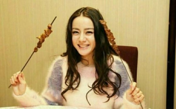 迪丽热巴的1个动作，不经意间暴露出和Angelababy的关系！