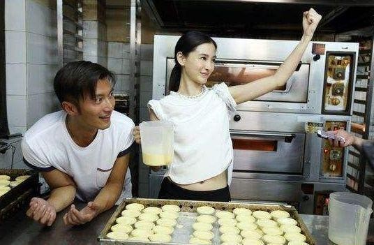 迪丽热巴的1个动作，不经意间暴露出和Angelababy的关系！