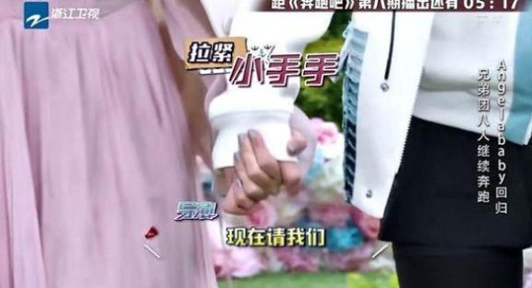 迪丽热巴的1个动作，不经意间暴露出和Angelababy的关系！