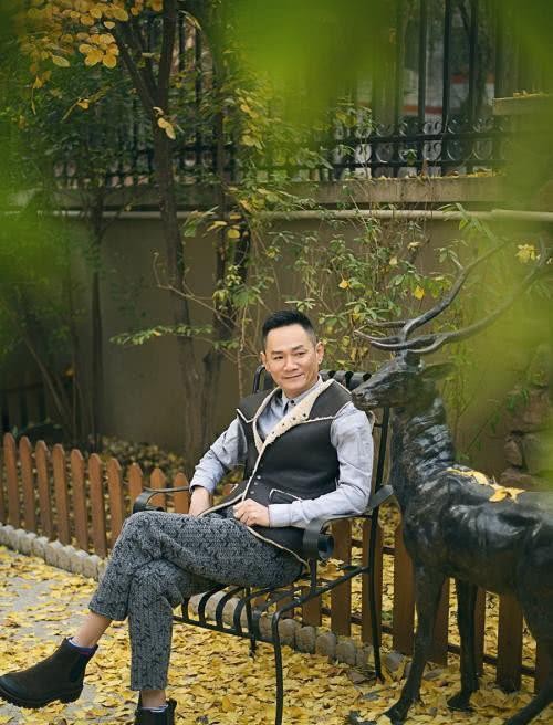 果靖霖事业辉煌时刻，妻子却不幸去世，他痴情守候十年未娶