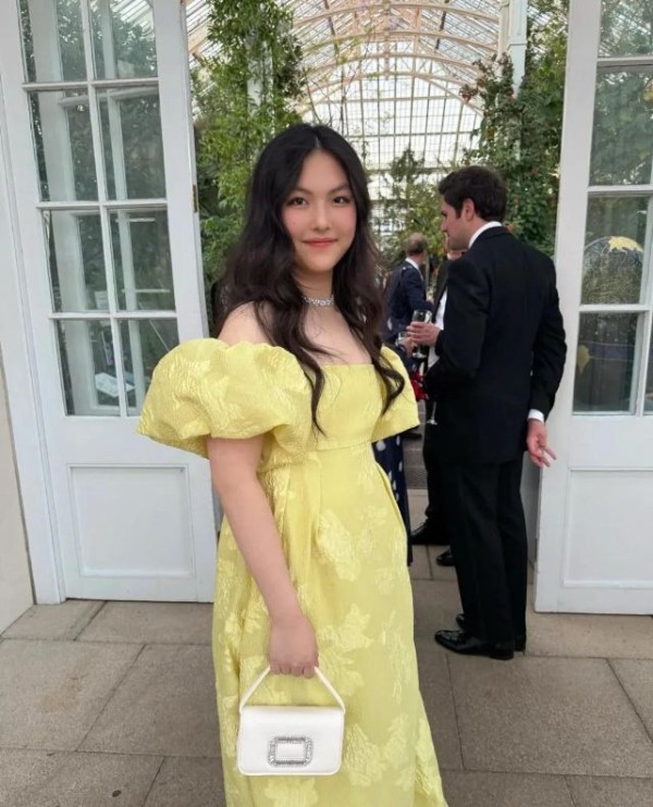 王诗龄与碧翠丝公主合影！一袭鹅黄礼服裙，宛如城堡走出来的公主