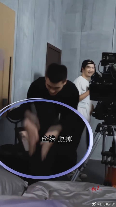 欧豪不好意思一直不上床，工作人员催他，看欧豪怎么回应的啊