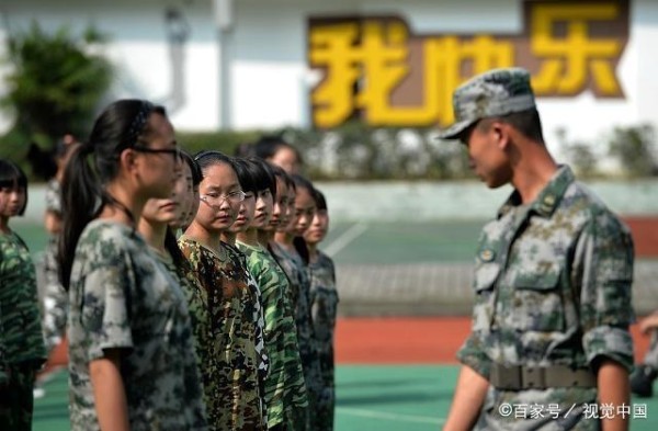 军训时，为什么会有女学生选择和教官谈恋爱呢？看完才明白！