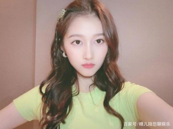关晓彤：我172，段奥娟：我163，两人撞衫后，网友：矮的赢了！