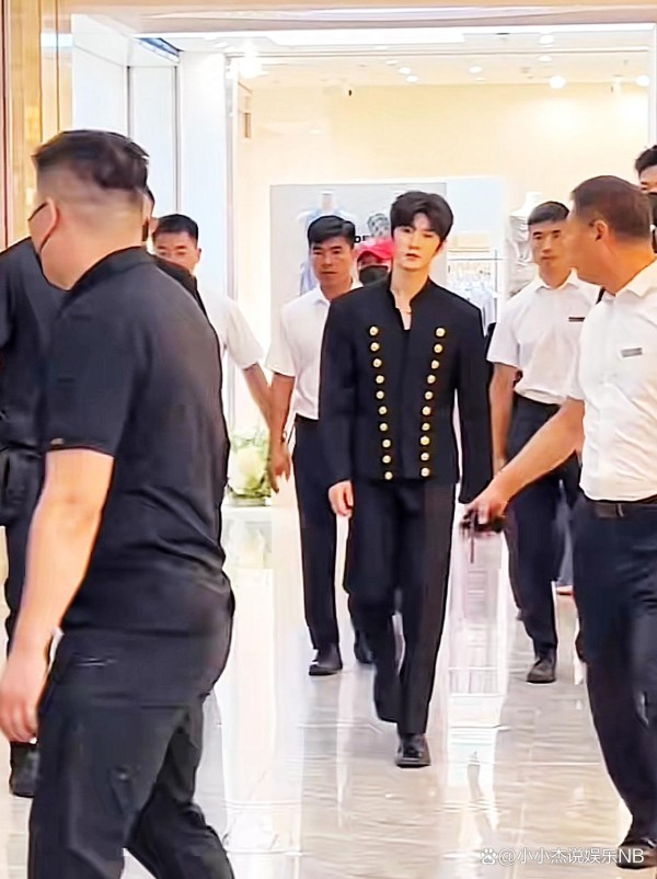 西安：28岁陈哲远现身商场，衣装笔挺发型时尚，“缺乏阳刚之气”
