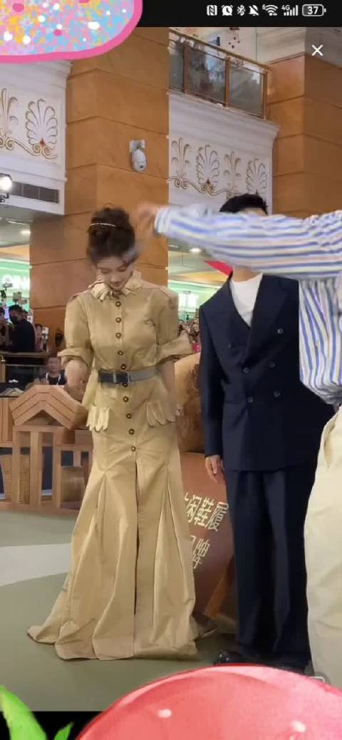 baby摄影现场被踩裙子仍保持优雅