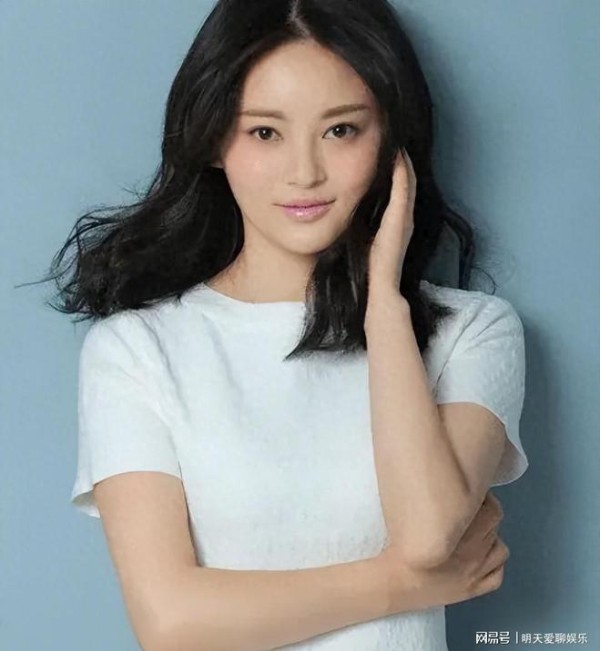 陈旭长相普通却演大片，原来她与陈红有着这样的亲戚关系！