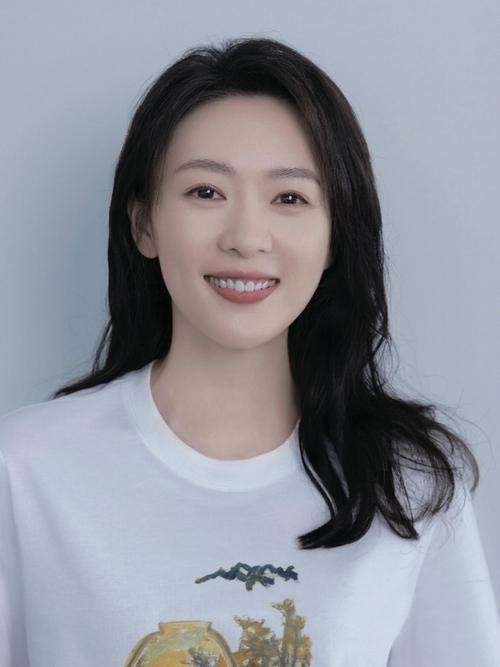 被张国立儿子家暴的童瑶，嫁给大17岁的富豪，如今过得如何？