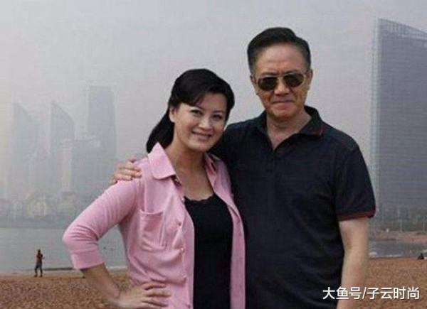 同父同母不同命的明星, 哥哥一代天王, 妹妹靠哥哥名气才有戏拍