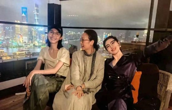 奚美娟上海聚会，朱洁静现身，何卿陪伴共度良宵