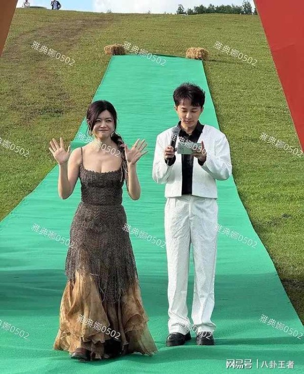 难怪被陈晓甩!陈妍希近照又矮又胖,身材比例55分,女神滤镜碎一地