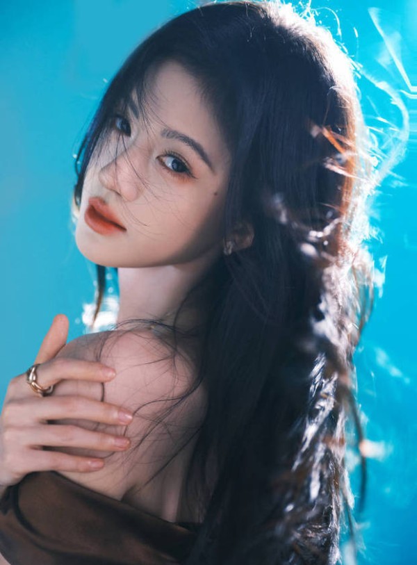 鞠婧祎一袭流光抹胸裙氛围感超绝