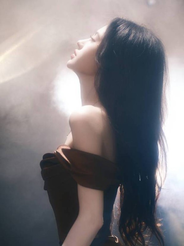鞠婧祎下颌线优越。