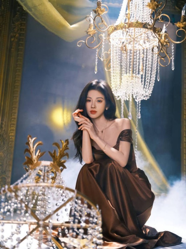 鞠婧祎仙气十足。