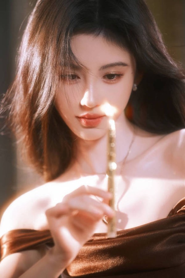 鞠婧祎性感妩媚。