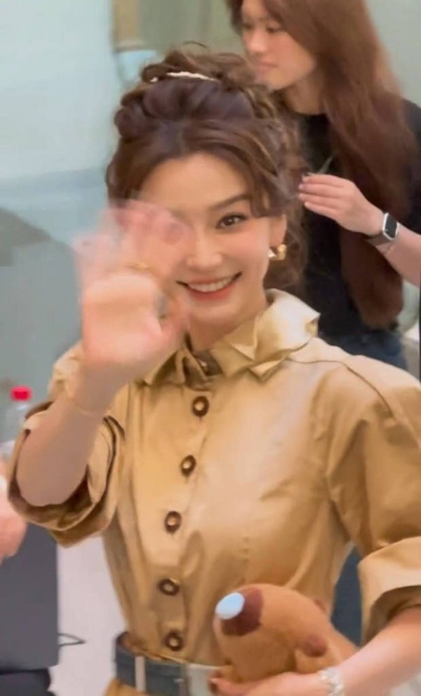 杨颖对粉丝挥手。