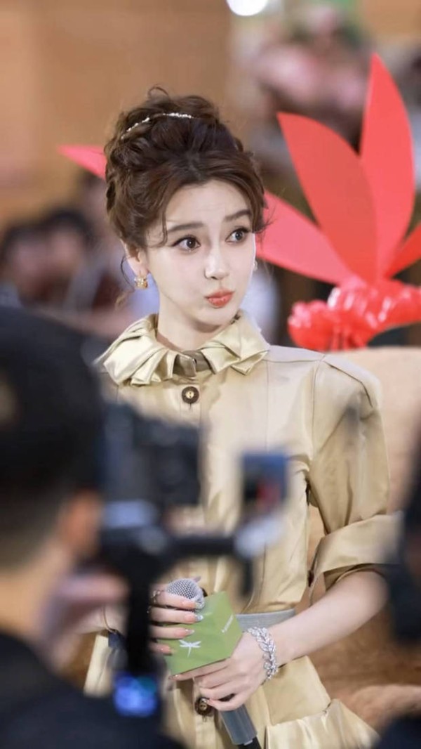 杨颖穿长款棕色风衣笑容甜美