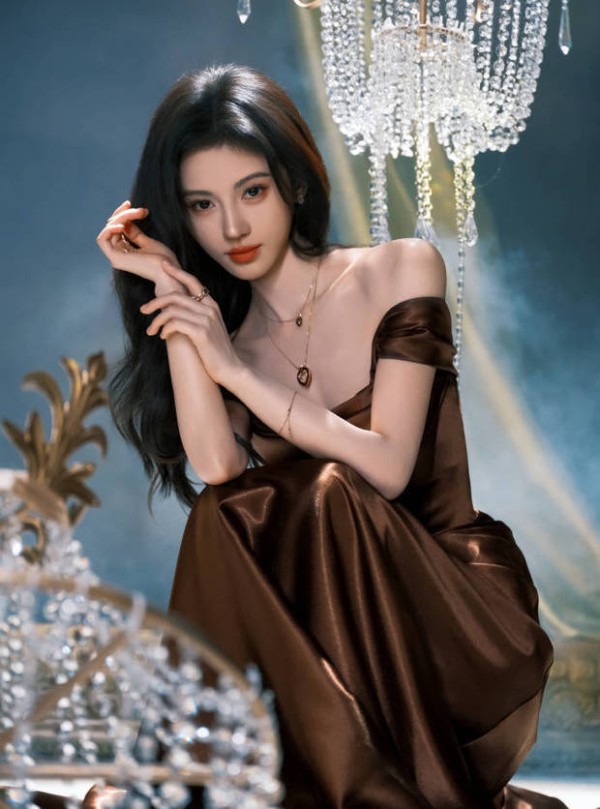 鞠婧祎五官精致。