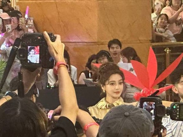 杨颖生图颜值抗打。