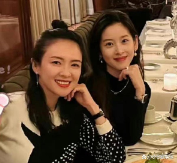 章子怡居然和章泽天一起聚餐，不知道还以为是亲姐妹，太有气质了