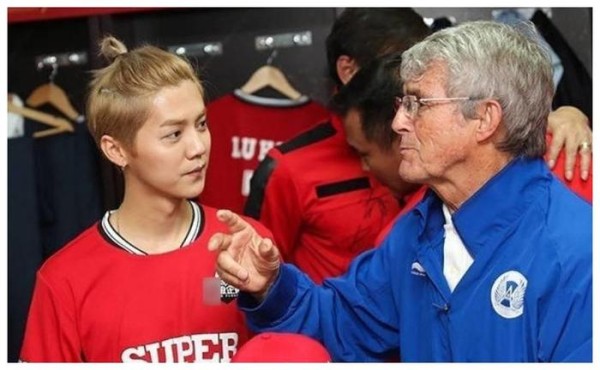 上海足球名人赛，鹿晗和他心目中的明星们同场竞技并合影！