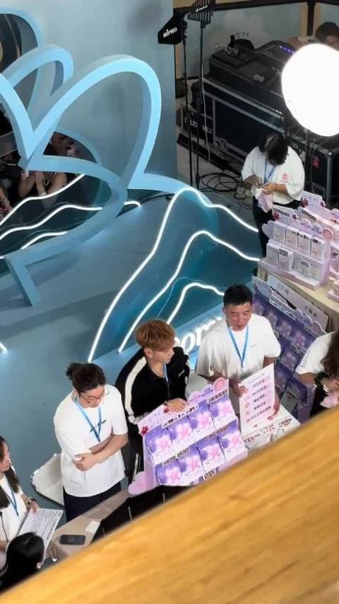 黄子韬街头现身引围观,清爽少年感十足
