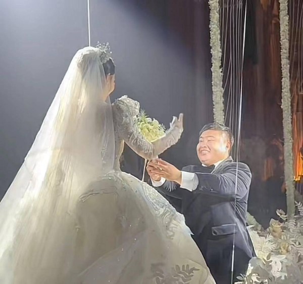 200斤千万网红李炮儿官宣结婚，惊呆网友：真爱还是炒作？