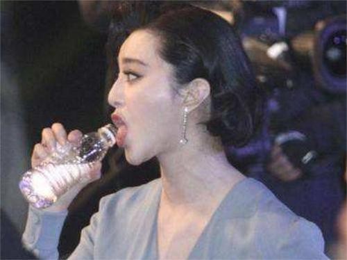 本以为明星喝的是普通矿泉水，看到霍思燕，才知道什么叫真土豪